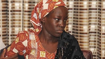 M01 ABUJA (NIGERIA) 19/05/2016 .- La niña nigeriana rescatada Amina Ali Maiduguri, durante su encuentro al presidente de Nigeria, Muhammadu Buhari (fuera de la imagen), y el gobernador de Borno, Kashim Shettima (f.d.i), en la villa presidencial de Abuja, Nigeria, hoy, 19 de mayo de 2016. El Gobierno ha celebrado hoy la liberación de una de las más de doscientas niñas secuestradas hace más de dos años por la banda terrorista Boko Haram en Nigeria y ha mostrado su esperanza de que sea un primer paso para liberar al resto de sus compañeras y todos los rehenes en poder del grupo criminal. EFE/Stringer