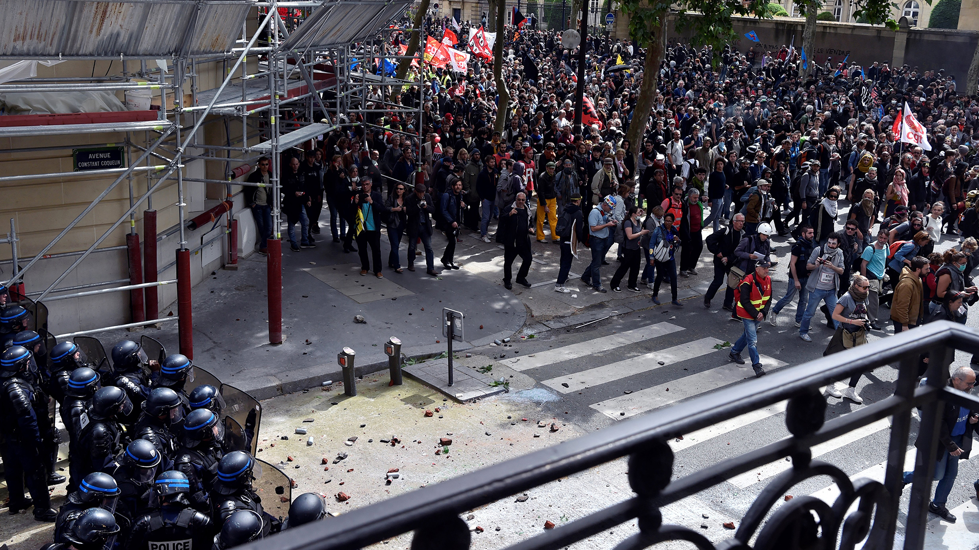 Police officers block access to a street during a protest against proposed labour reforms in Paris on June 14, 2016.  Strikes closed the Eiffel Tower and disrupted transport in France on June 14 as tens of thousands prepared to march against labour reforms with the Euro 2016 football championship in full swing.  / AFP PHOTO / ALAIN JOCARD