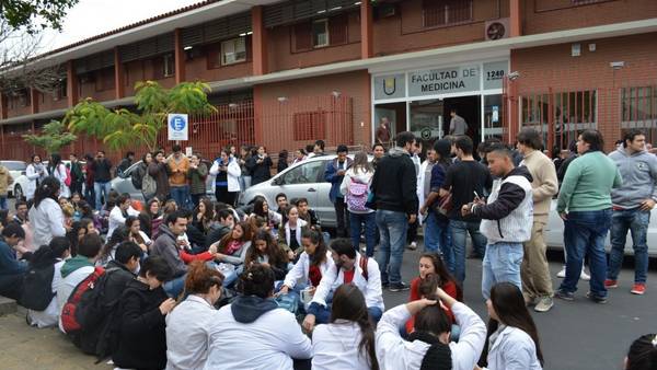 Sentada-aspirantes-universidad-rosario