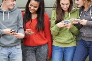 adolescentes-celulares-redes-sociales-instagram-snapchat-twitter