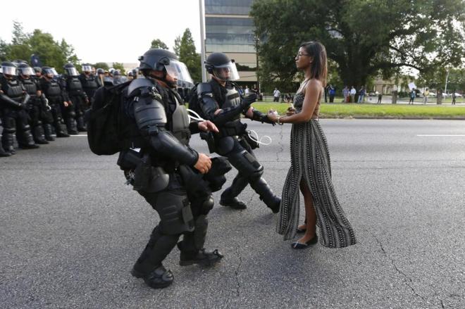 Leisha-Evans-Protesta-contra-la-violencia-policial