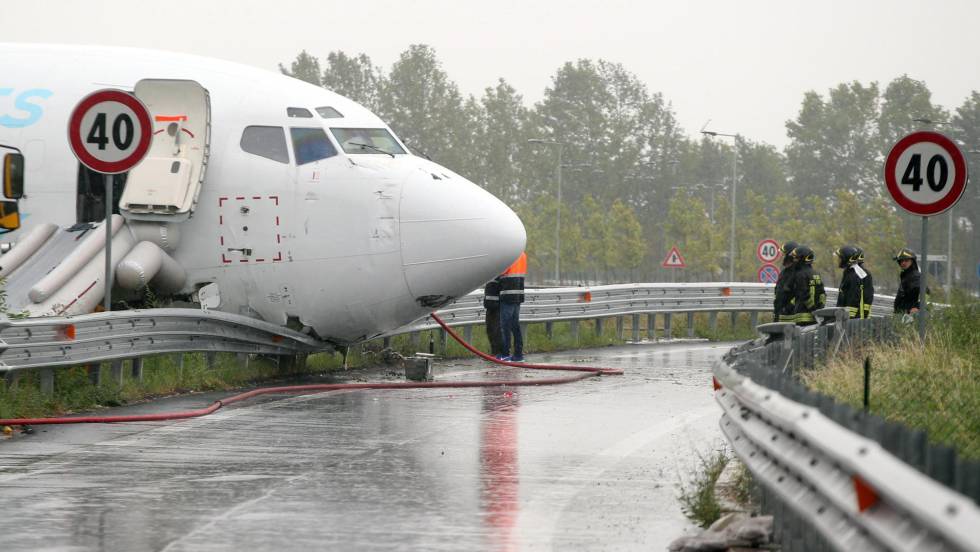 avion-en-la-carretera