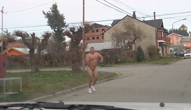 huye desnudo por la calle