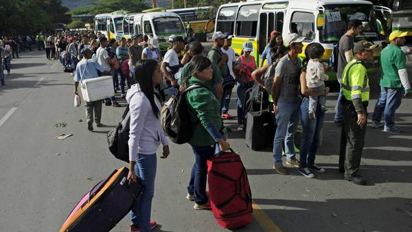 venezolanos-esperan-para-cruzar-a-Colombia