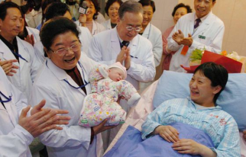 Autoridades-visitan-hospital-China