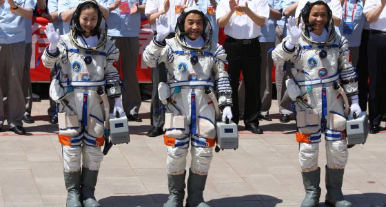 Los tres astronautas chinos, antes del lanzamiento