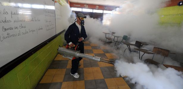 Health ministry personnel fumigate against the Aedes aegypti mosquito, vector of the dengue, Chikungunya and Zika viruses in Tegucigalpa, , on February 1, 2016. Honduran President Juan Orlando Hernandez on Friday declared the country on a preventive state of alert due to the Zika virus which in the last 44 days killed a person and infected some 1000.      AFP PHOTO/Orlando SIERRA. / AFP / ORLANDO SIERRA