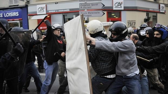 policias-manifestantes-francia