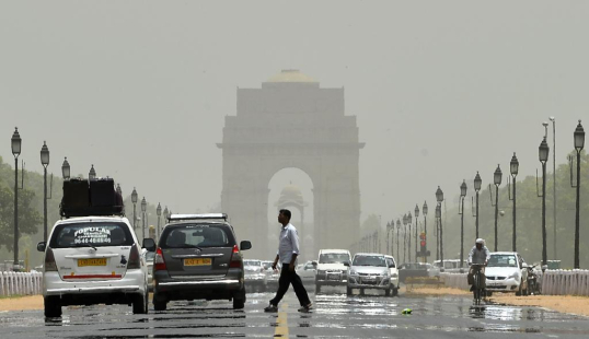 A mirage shimmers over Rajpath leading to India Gate in New Delhi on May 28, 2015.   More than 1,100 people have died in a blistering heatwave sweeping India, authorities said, as forecasters warned searing temperatures would continue. AFP PHOTO / Chandan KHANNA