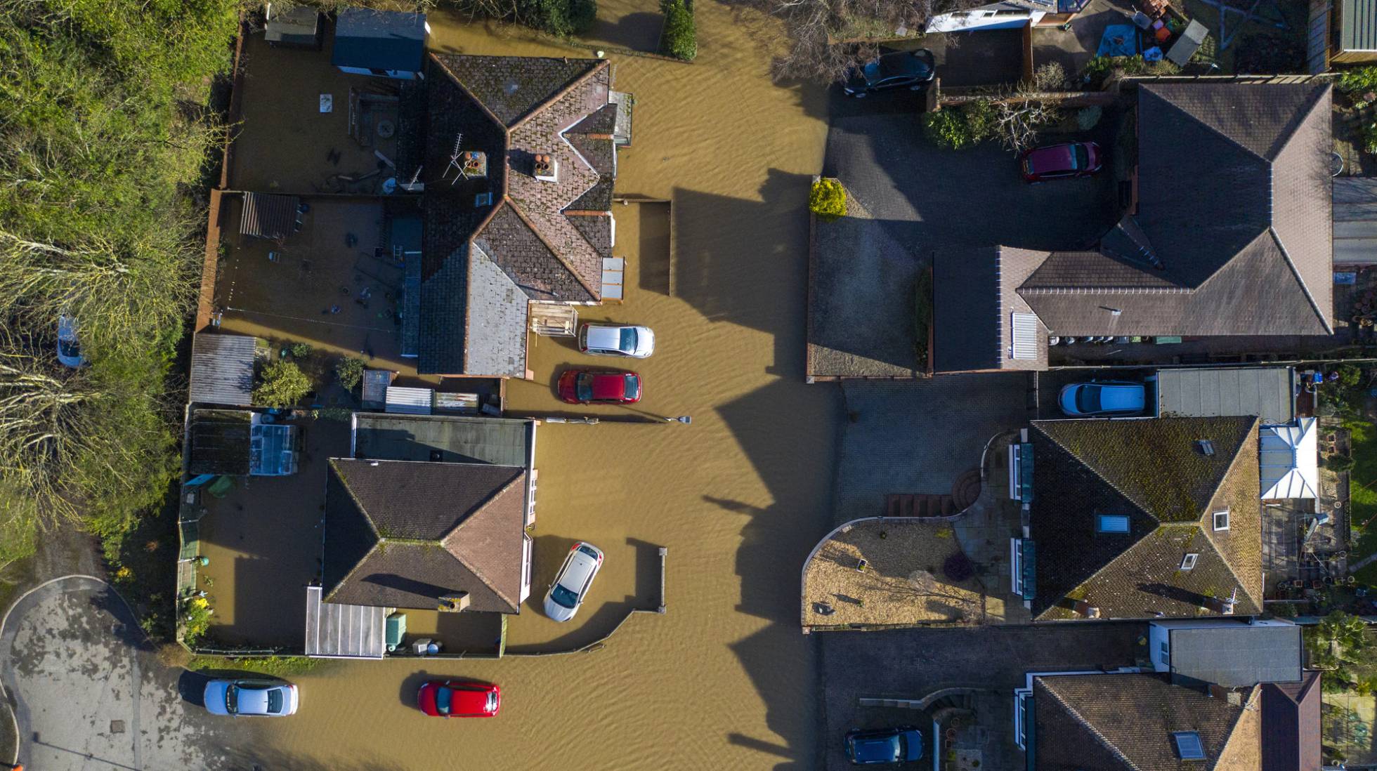 Las inundaciones en el Reino Unido ponen en aprietos a Boris Johnson